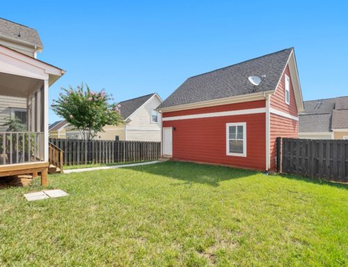 CREATE A SITTING AREA IN A SMALL BACKYARD